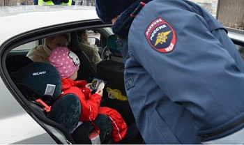 Каневские дорожные полицейские призывают водителей ответственнее относиться к перевозке детей