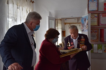 Глава района Александр Герасименко поздравил с наступающим праздником ветеранов Великой Отечественной войны