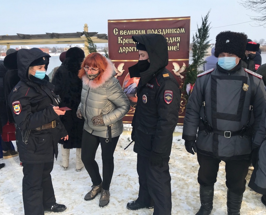 Общественники Каневского района проверили несение службы полицейскими в период празднования Крещения Господня