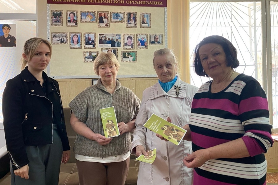 Памятки по борьбе с кибермошенничеством вручили жителям Каневского района