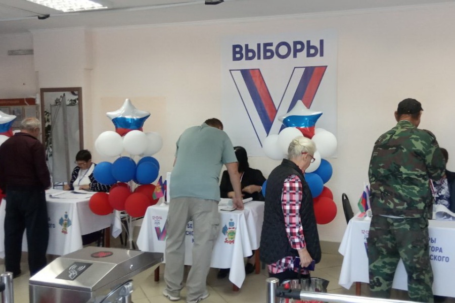 Жители района спешат на избирательные участки, чтобы исполнить свой гражданский долг