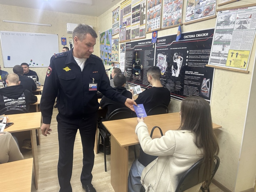 Сотрудники Госавтоинспекции провели беседу в автошколе	
