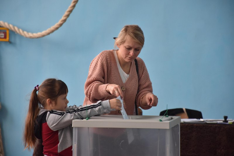 Для впервые голосующих подготовили сувениры