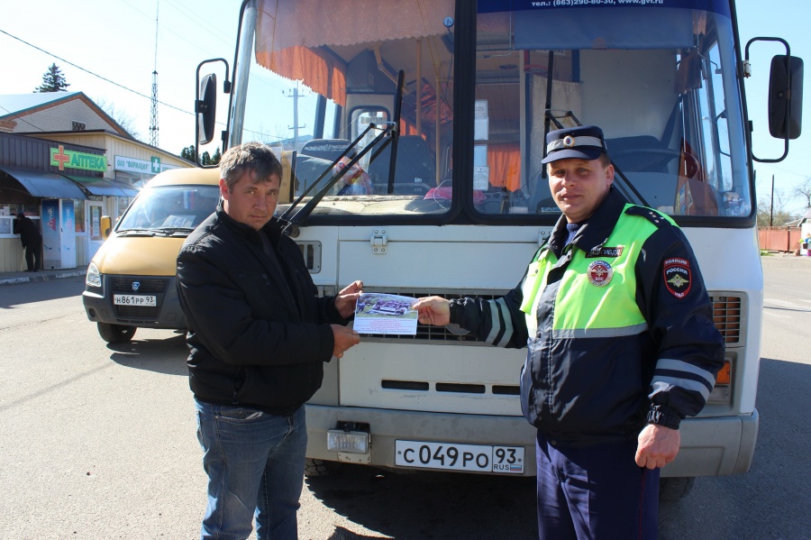 Каневские госавтоинспекторы проверили пассажирские автобусы
