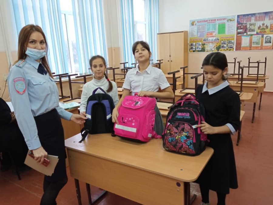 Дорожные полицейские рассказали школьникам о правилах поведения на дорогах в зимний период 