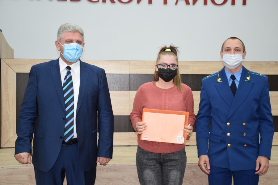 В Каневском районе дети-сироты получили ключи от новых квартир