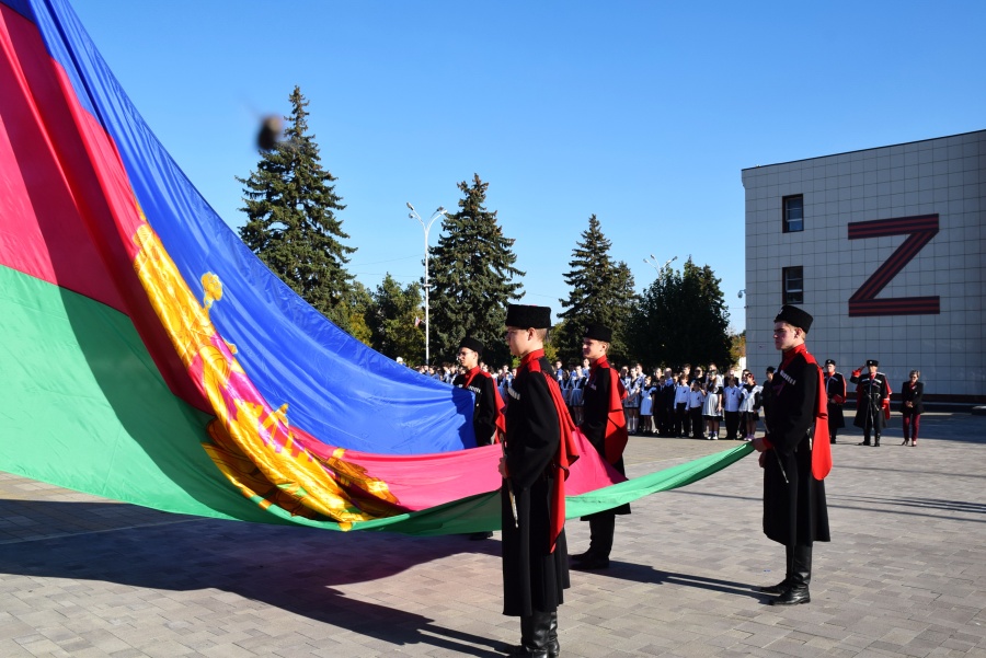 Утро праздничного дня началось с торжественной церемонии поднятия флага