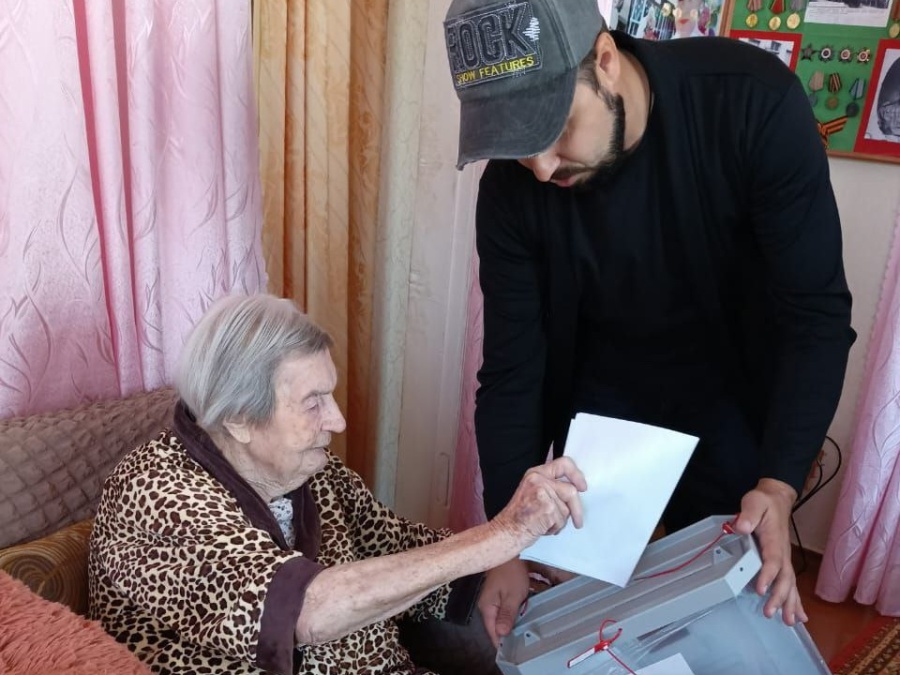 Мария Степановна Ларина, в июле отметившая столетний юбилей, проголосовала на дому