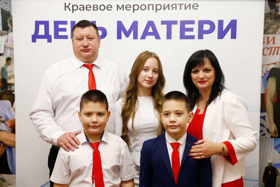 Многодетных женщин отметили на краевом празднике, посвящённом Дню матери