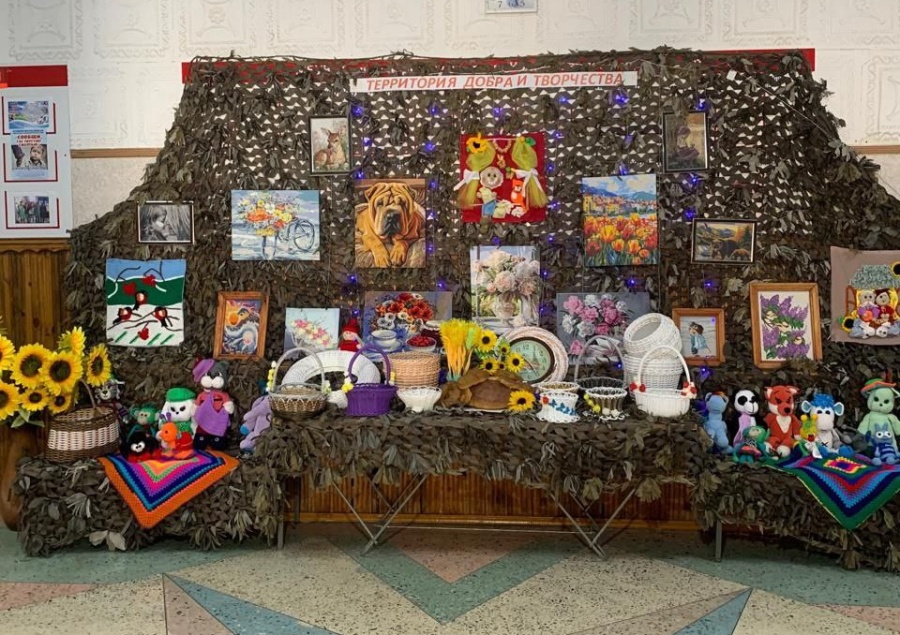 На участках голосующих встречают не только концертами, но и выставками декоративно-прикладного искусства