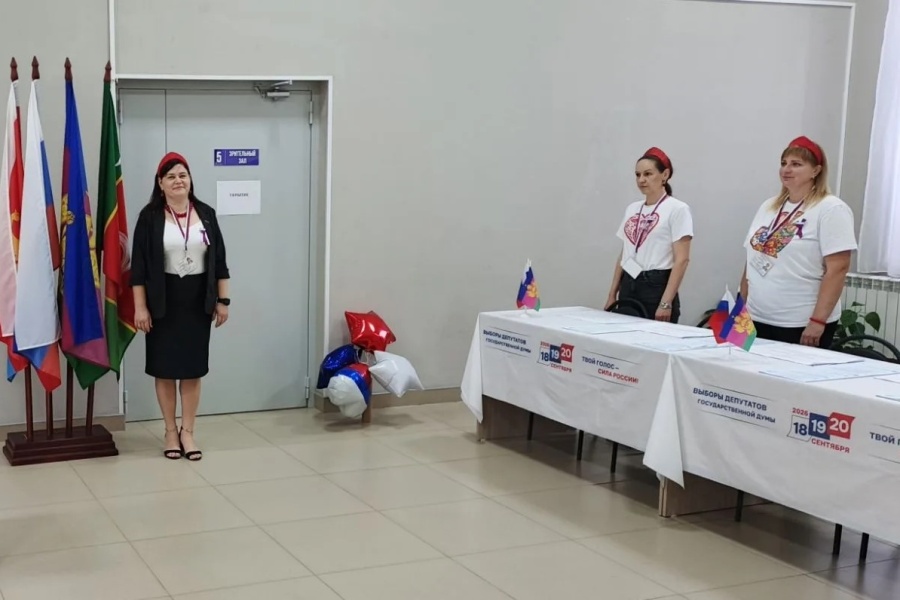 Второй день выборов на избирательных участках начался с гимна Российской Федерации