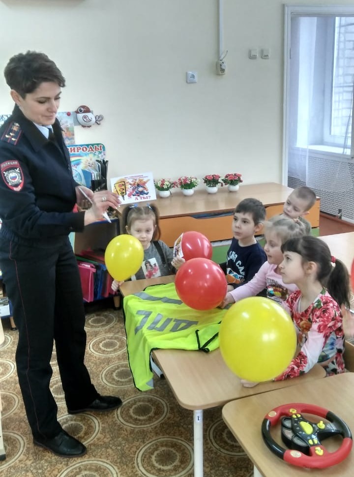 Сотрудники полиции провели обучающее занятие с дошколятами