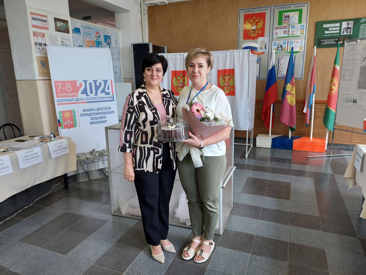 На избирательных участках продолжают поздравлять именинников