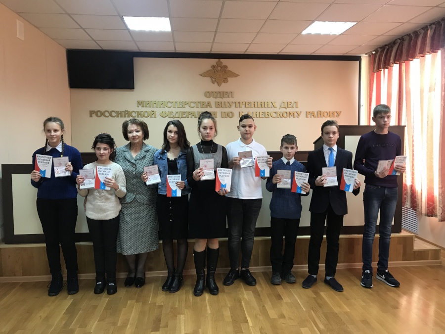 В Каневском районе полицейские вручили паспорта юным жителям в рамках акции «Мы – граждане России»
