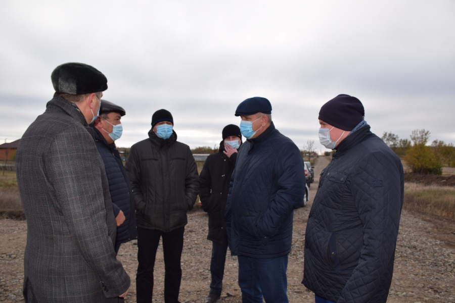 Глава района и прокурор проверили ход строительства газопровода и спортивного объекта
