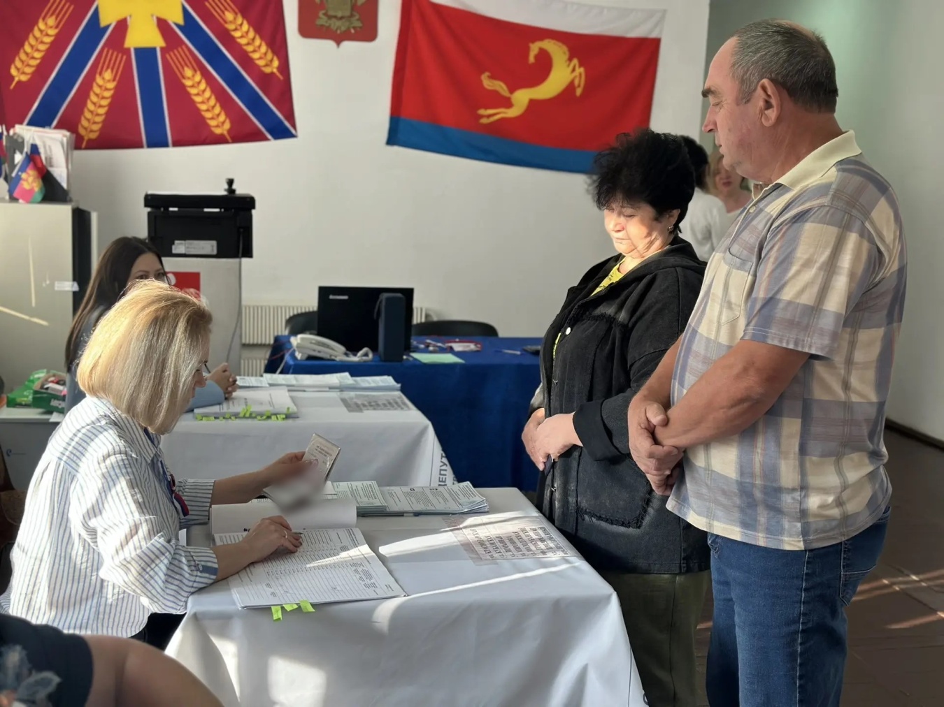 Земляки спешат на избирательные участки