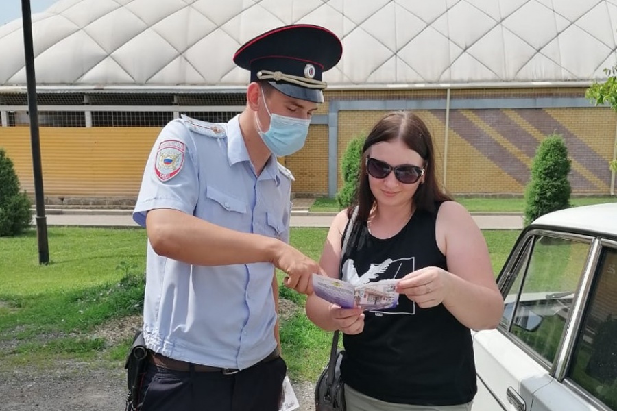 В Каневском районе участковые уполномоченные полиции провели акцию «Госуслуги – это просто и удобно!»