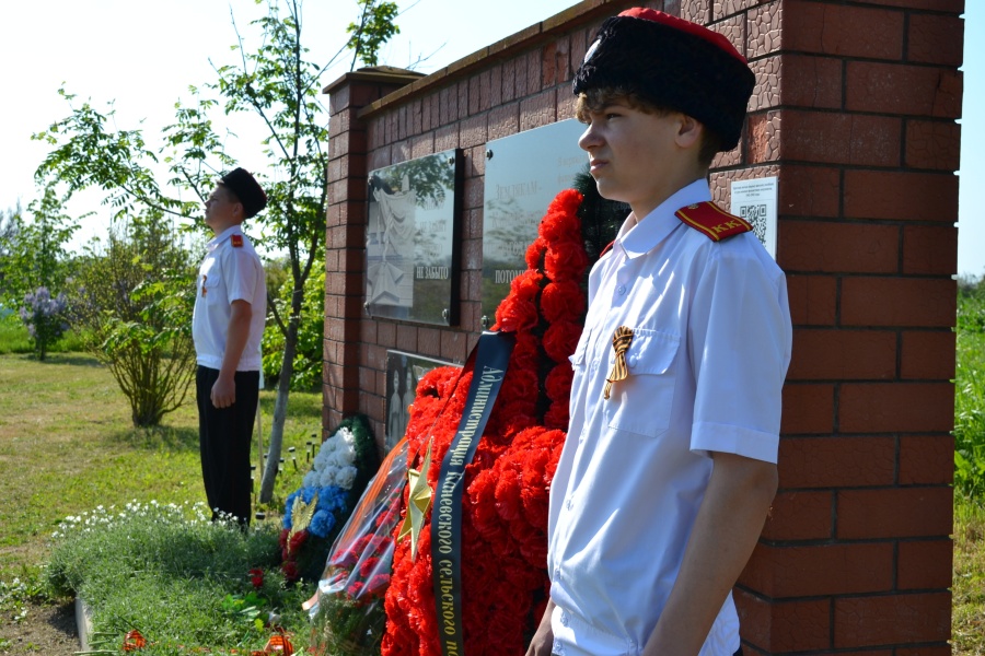 Каневчане  возложили цветы к памятнику, установленному на месте расстрела мирных жителей