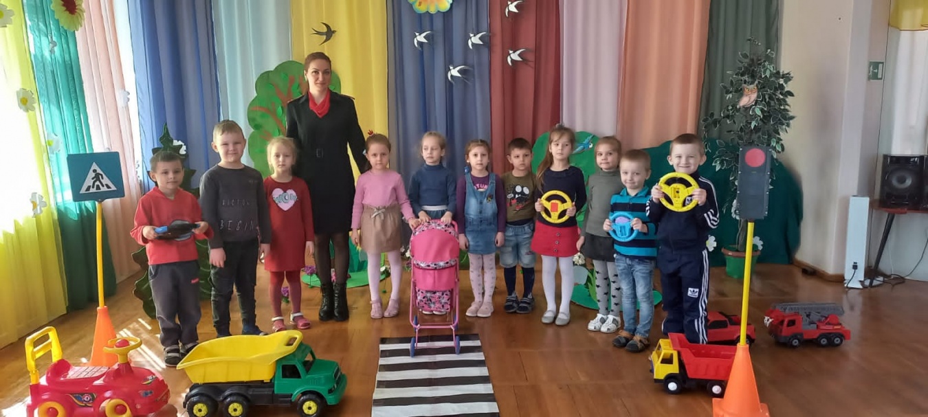 Дорожные полицейские провели занятие по закреплению ПДД в девятнадцатом детском саду