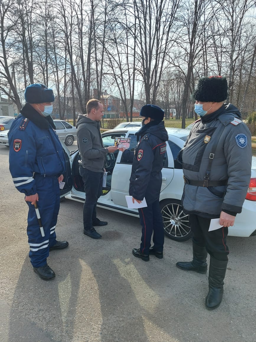 Каневские дорожные полицейские напомнили водителям и пешеходам ПДД в рамках акции «Водитель, внимание! У детей каникулы»