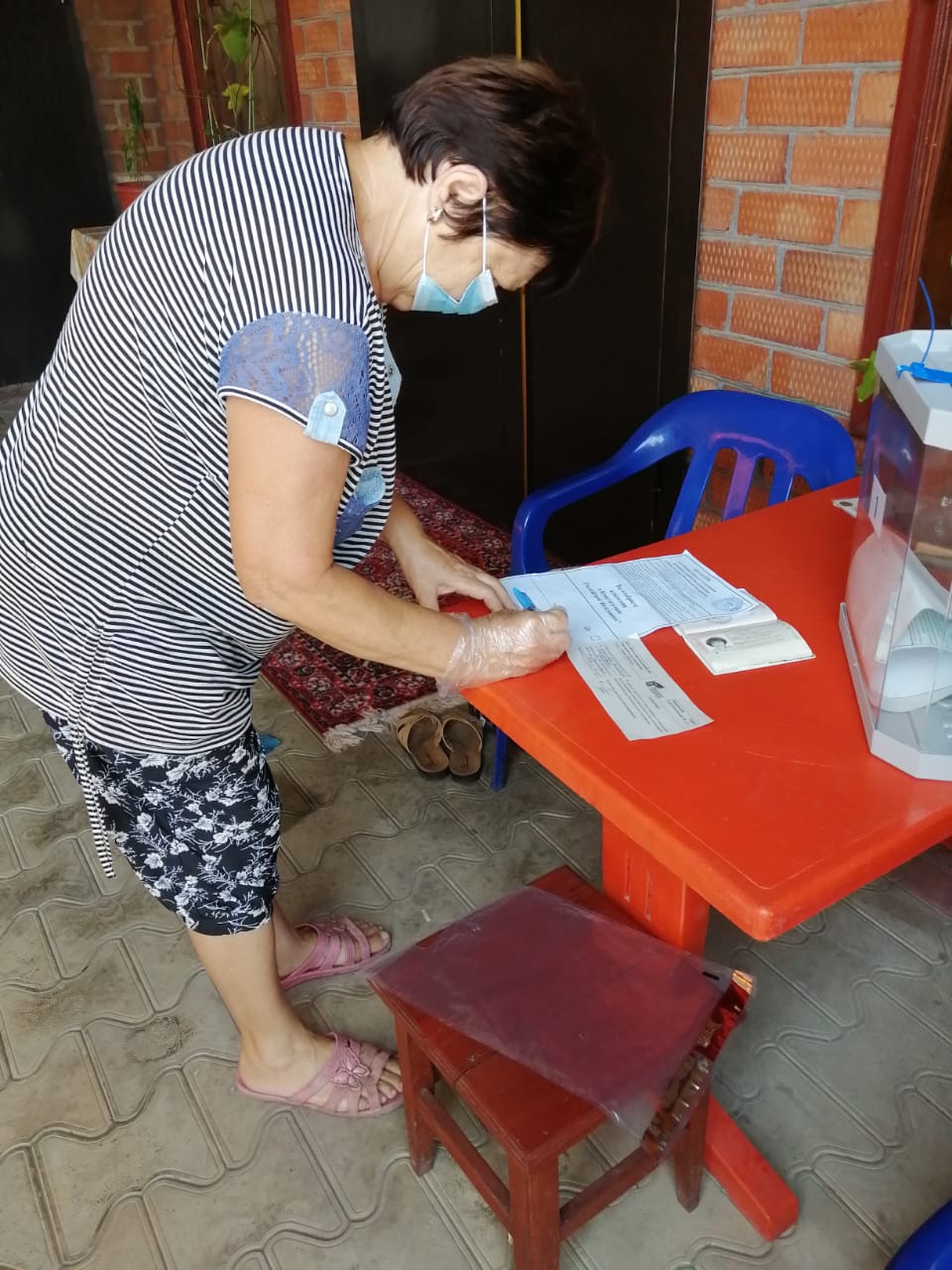 Жители Каневского района голосуют на дому