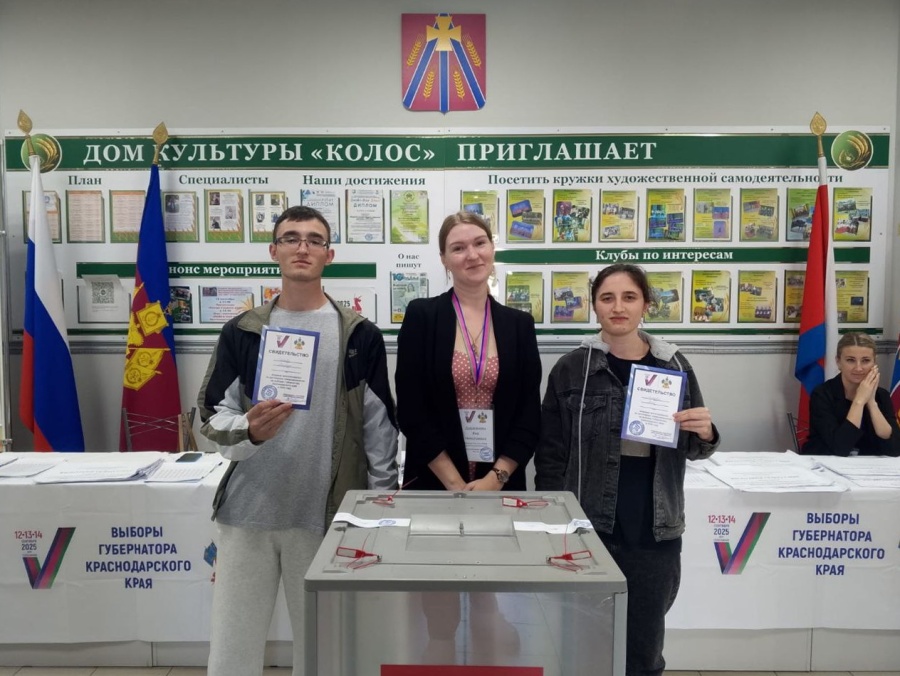 Впервые голосуют двойняшки Анна и Артём