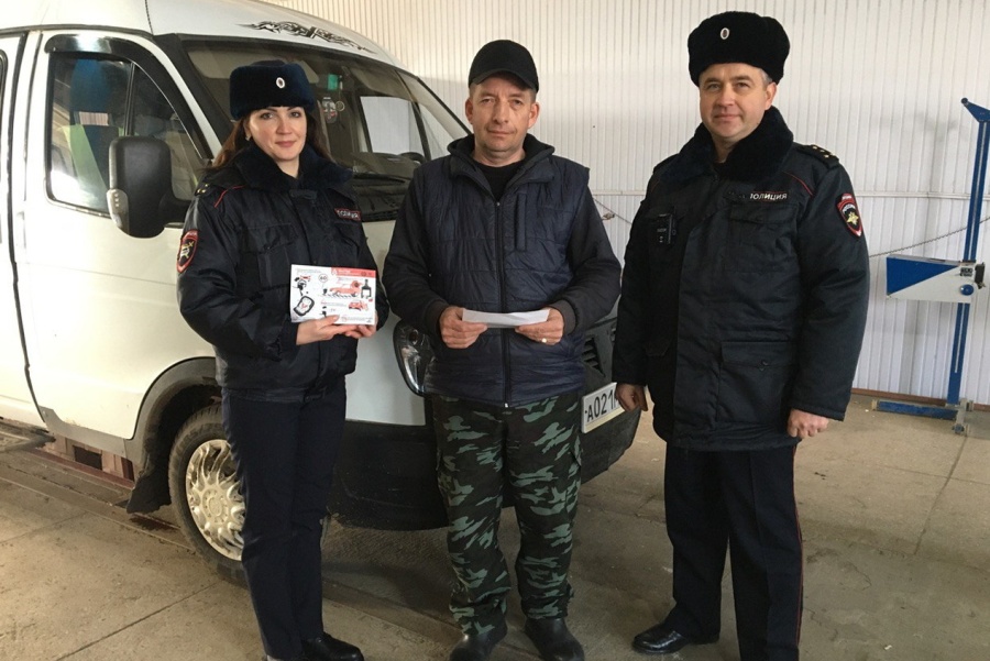 Полицейские продолжают проверять техническое состояние автобусов