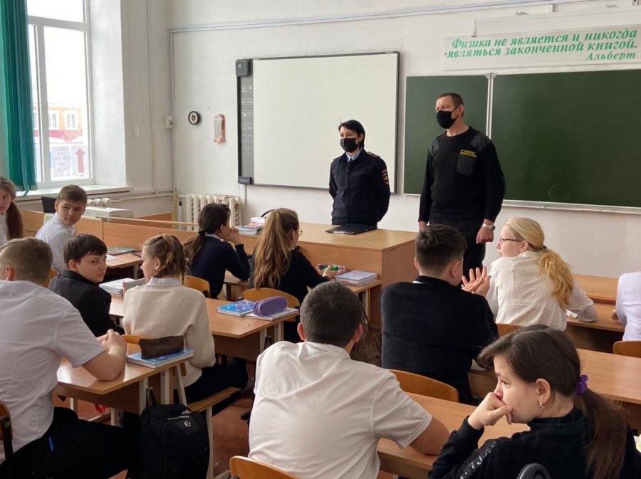 Сотрудники ГИБДД рассказали школьникам о правилах безопасности на дороге