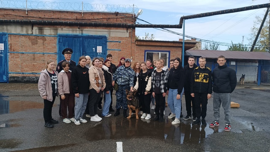 Каневские полицейские продолжают проводить экскурсии для подрастающего поколения