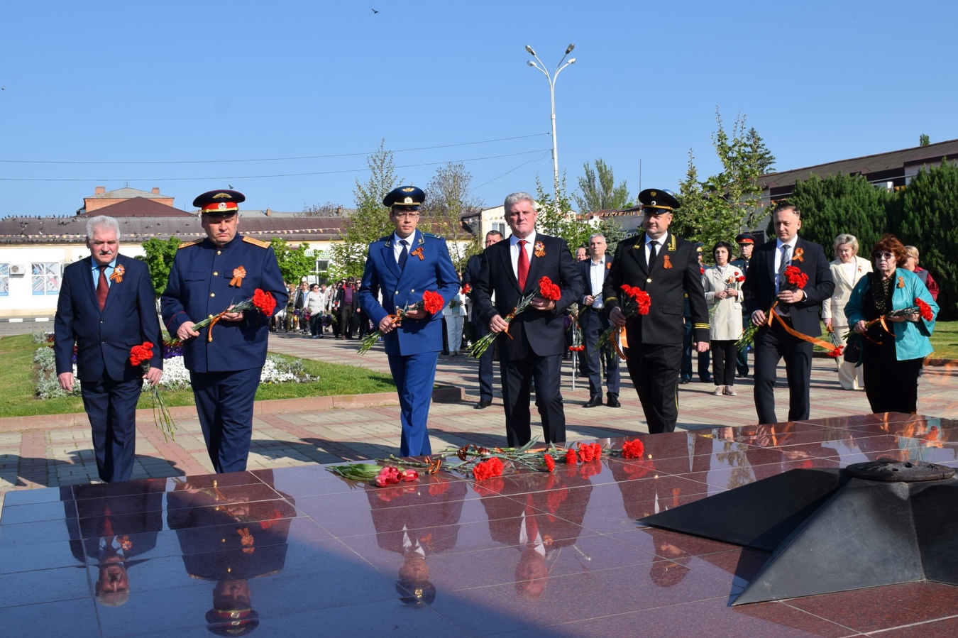 В честь 81-й годовщины Великой Победы каневчане возложили цветы к обелиску и мемориальной стене Славы