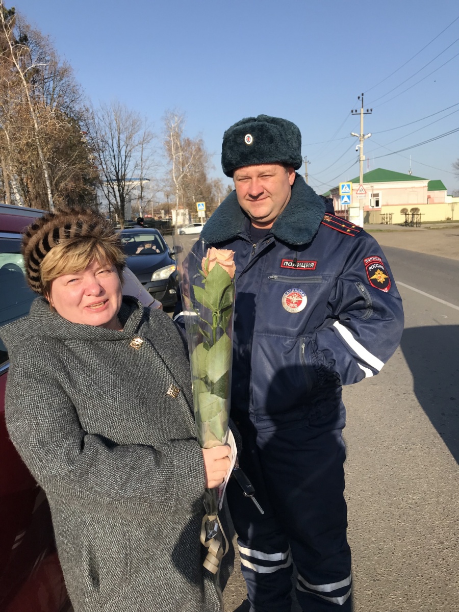 В День матери каневские полицейские дарили мамам-водителям цветы