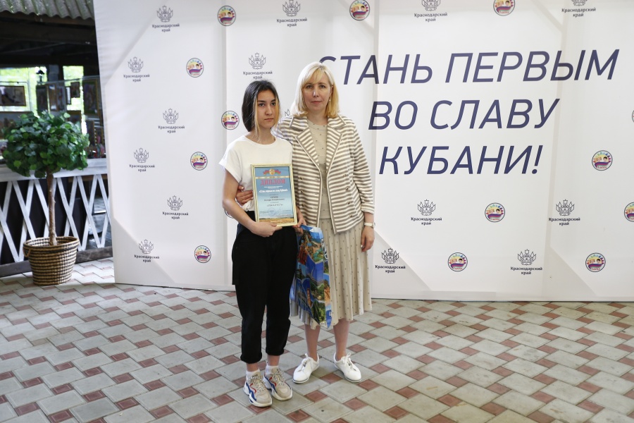 За проявленную на пожаре отвагу школьницу из Придорожной наградили дипломом губернатора 