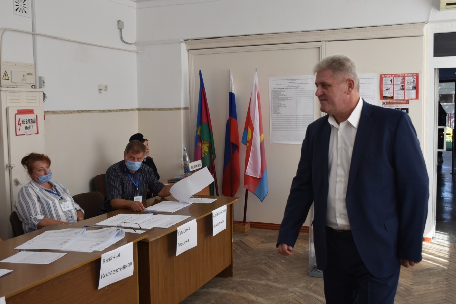 Александр Герасименко проверяет работу избирательных участков