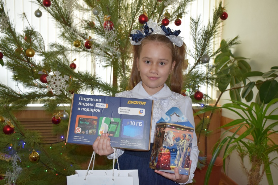 Подарки под Новый год от руководства края получили две юные жительницы Каневского района