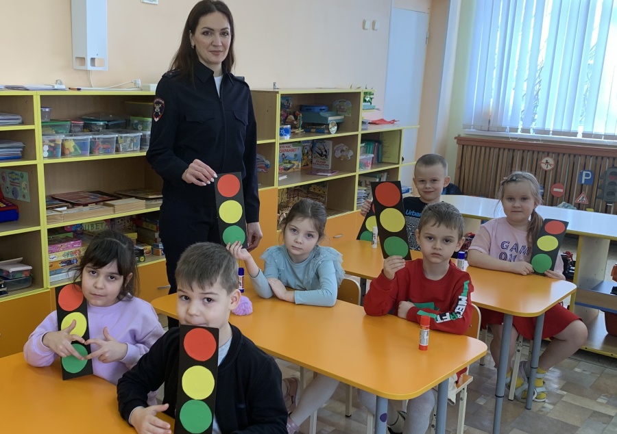 Мастер-класс по изготовлению светофора провели для детсадовцев полицейские 