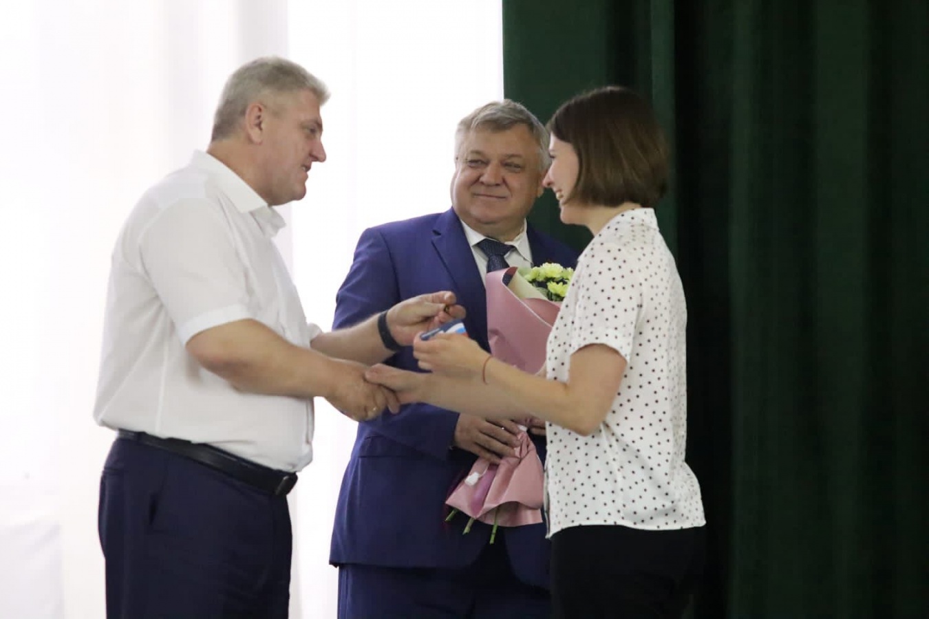 Член Молодежного общественного Совета при ТИК Каневская получает партийий билет