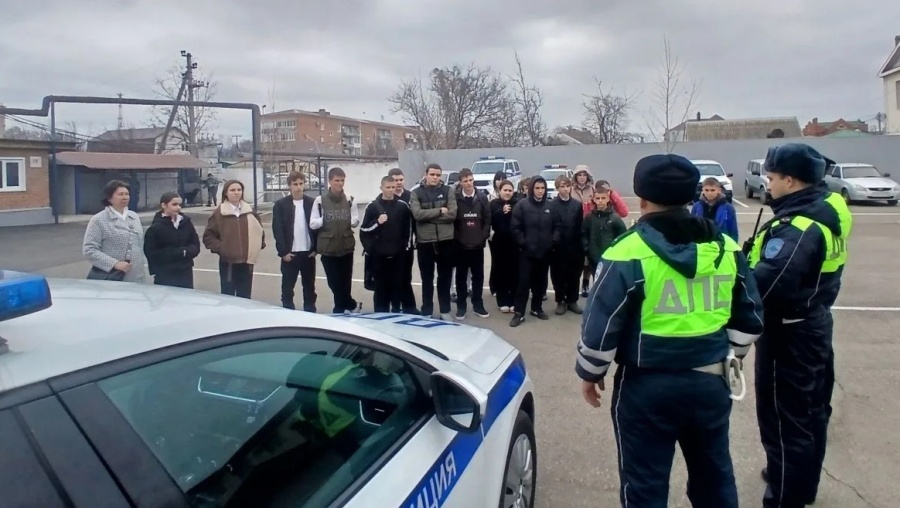 В полиции продолжаются профориентационные экскурсии для школьников