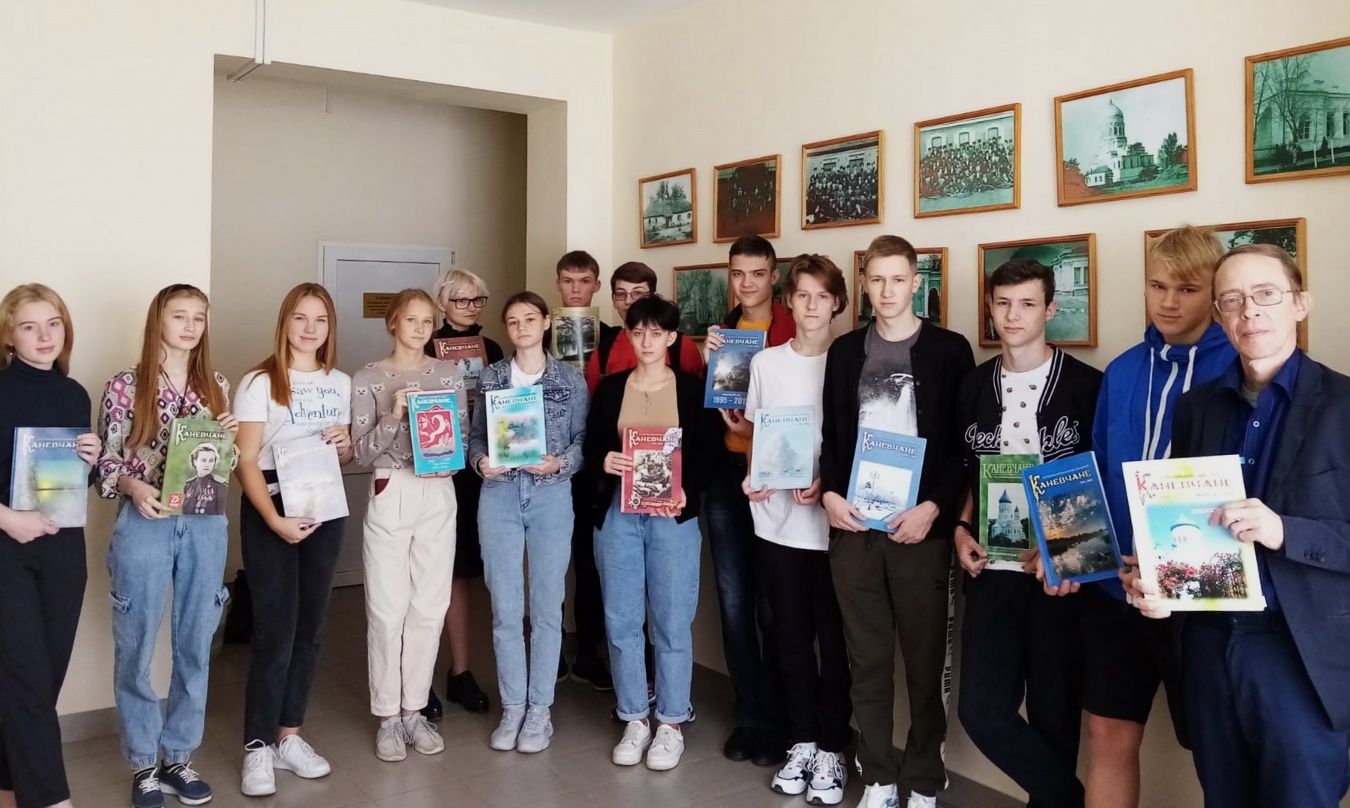 Каневские архивисты рассказали школьникам об истории района