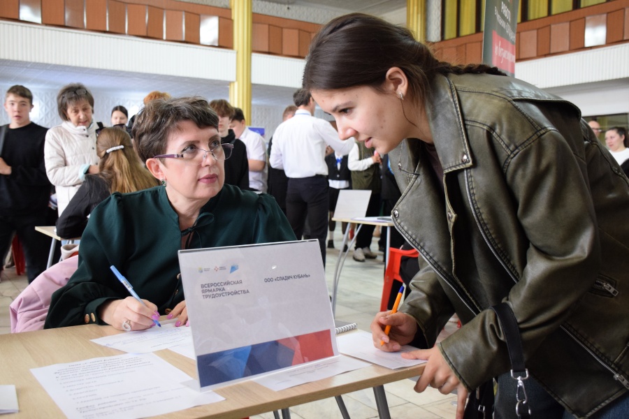 Всероссийская ярмарка трудоустройства «Работа России. Время возможностей» прошла в Каневской 17 апреля
