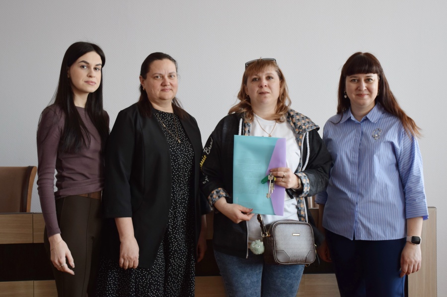 В муниципалитете продолжают выдавать ключи детям-сиротам