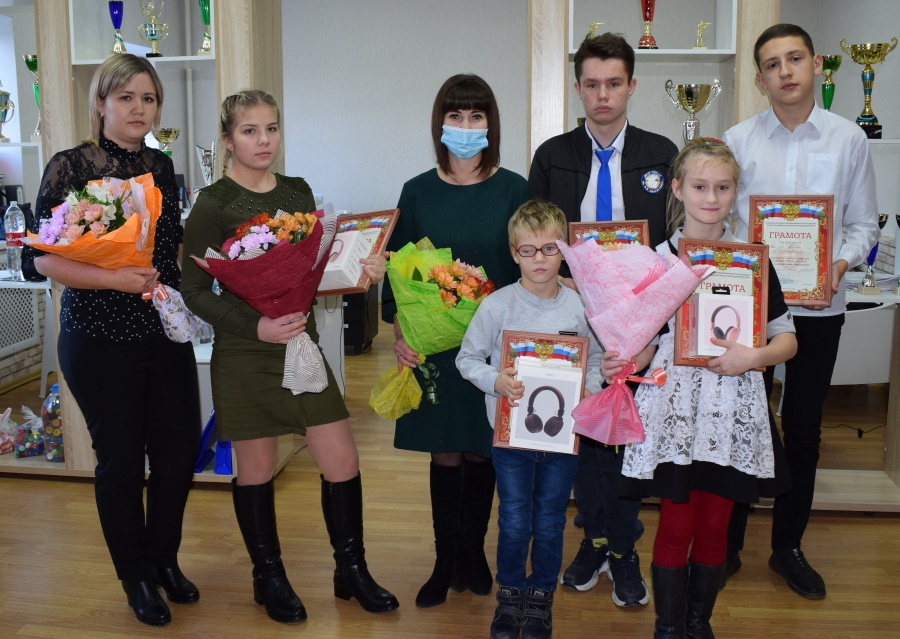 Победителей краевого конкурса «Здравствуй, мама!» наградили грамотами минтруда и соцразвития края