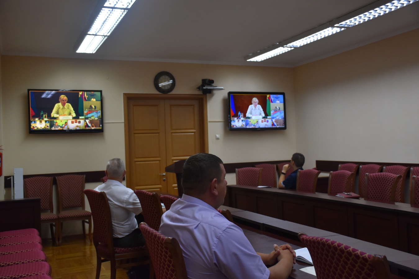 Вакцинацию от COVID-19 и подготовку образовательных организаций к началу нового учебного года обсудили в режиме видеоконференции