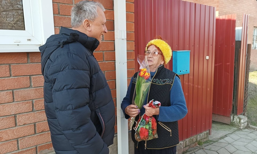 Каневские полицейские поздравили ветеранов ОВД в преддверии Международного женского дня