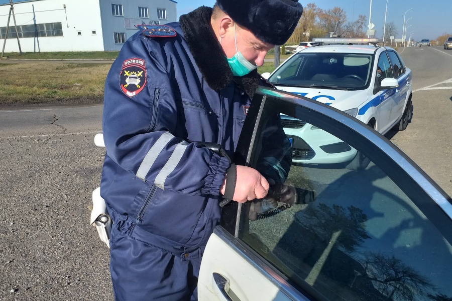 Каневские госавтоинспекторы проводят рейдовое мероприятие «Тонировка»