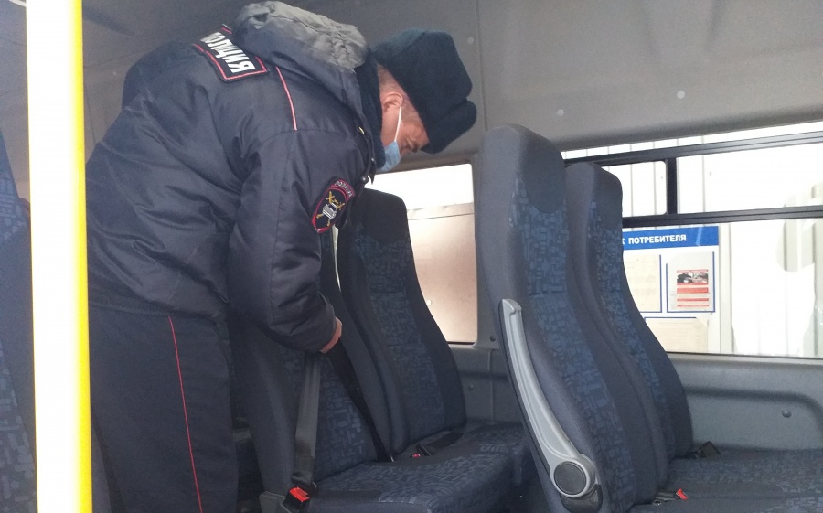 Дорожные полицейские осуществляют контроль за проведением техосмотра автобусов