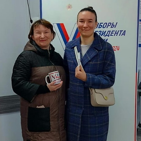Мать и дочь уходят с избирательного участка с подарками