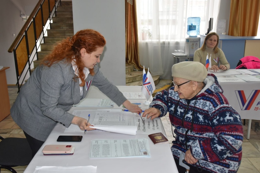 На избирательный участок 17-07, расположенный в ЦТ "Радуга", приходят голосовать местные долгожители