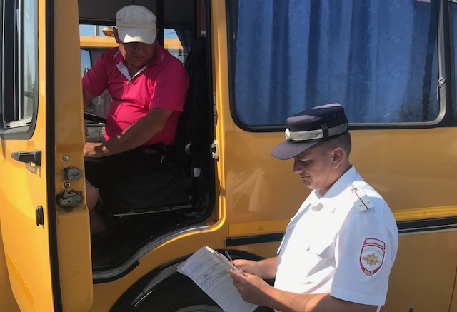 Дорожные полицейские проводят проверки пассажирского транспорта