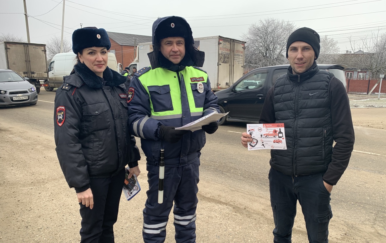 Дорожные полицейские провели на дорогах станицы акцию «5 фактов о дорожной безопасности»