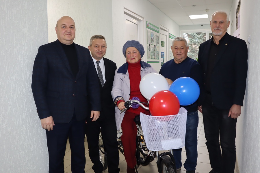 Сегодня подарок от депутата ЗСК Владимира Лыбанева получила приволянка Людмила Стрижак